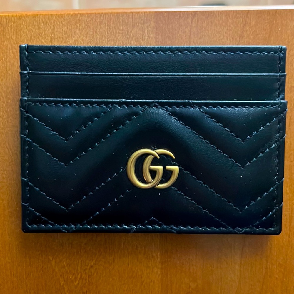Small: one size credit card holder/ brand: Gucci/ only have the credit card.